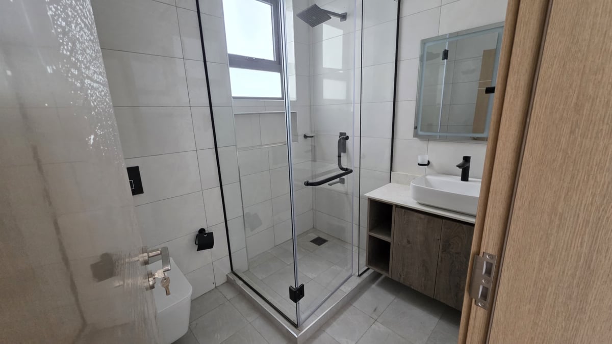 Modern 3 Bedroom Apartment with DSQ for rent in Brookside — photo 7